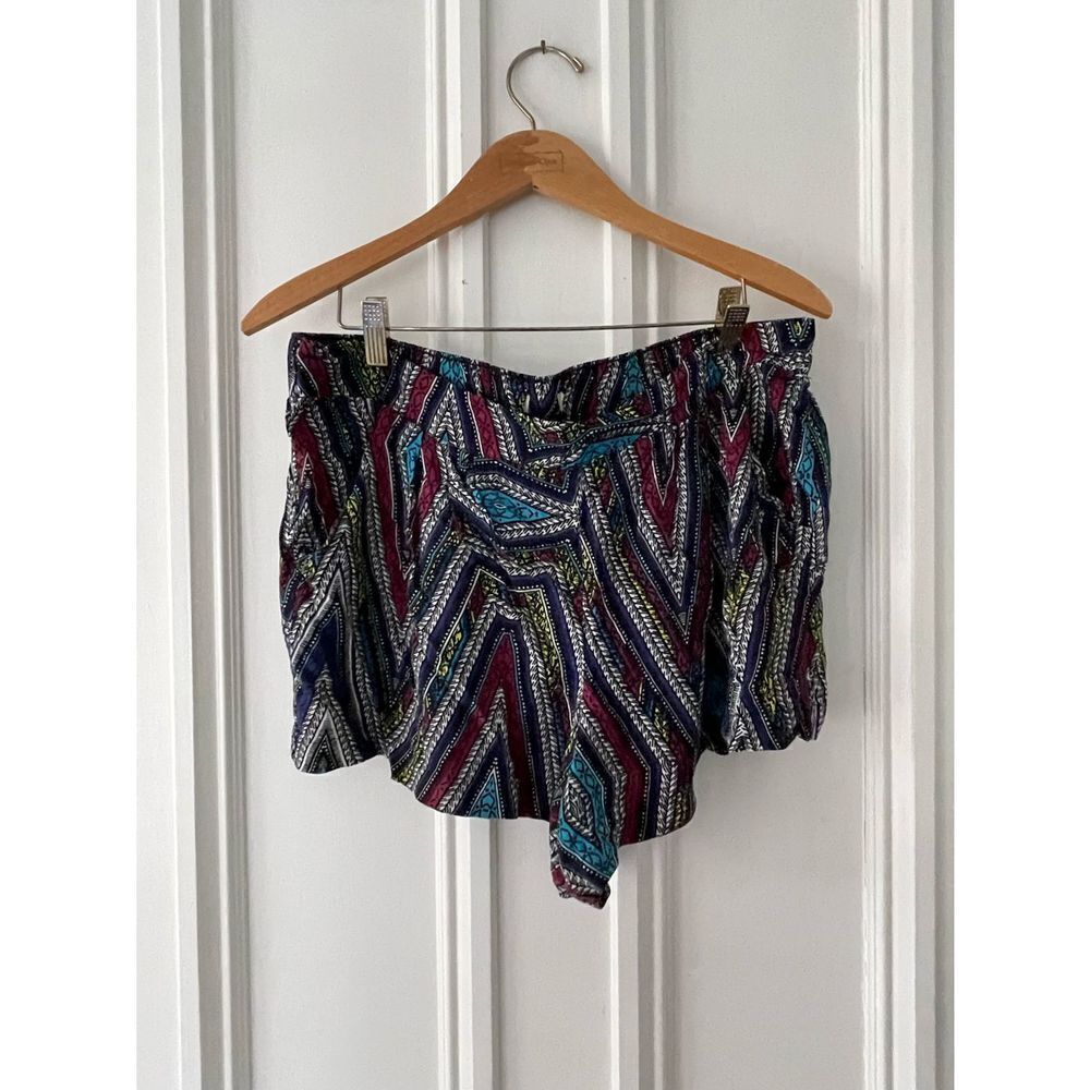 Black white and Multicolor feather  pattern shorts L